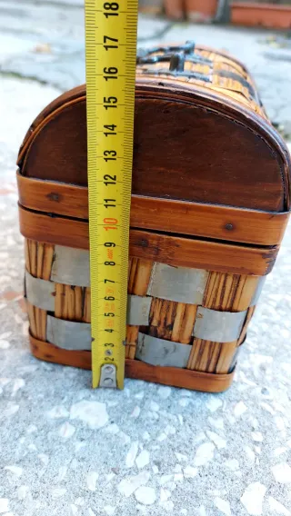 Cofanetto in vimini con chiusura