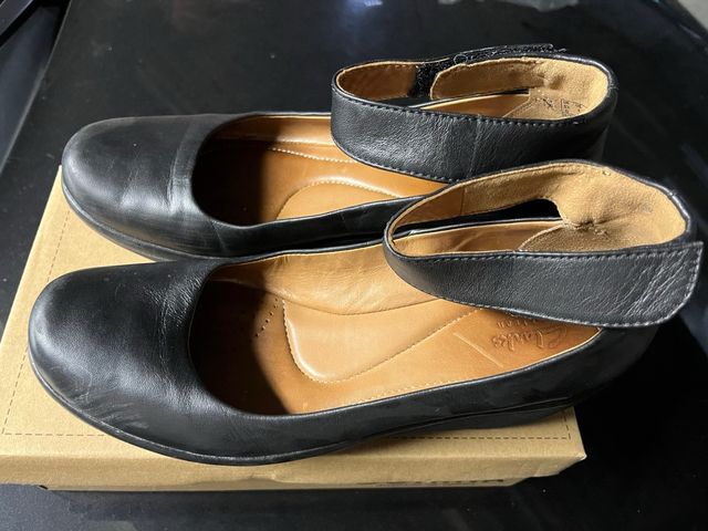 Zapatos Clarks mujer negros. De piel. Talla 39.