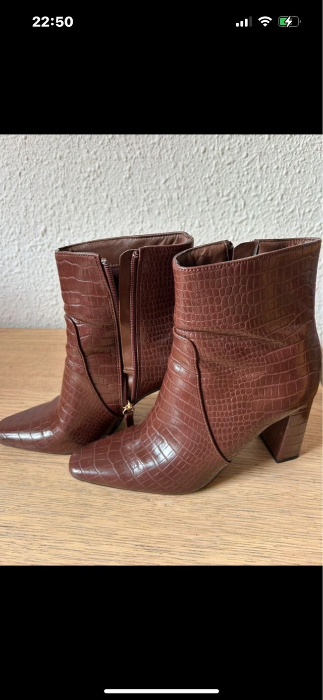 Botines marrones efecto piel cocodrilo