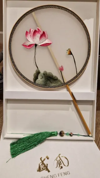 Abanico chino bordado flor de loto