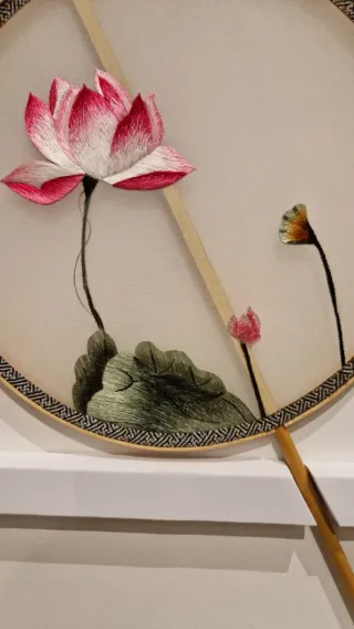 Abanico chino bordado flor de loto