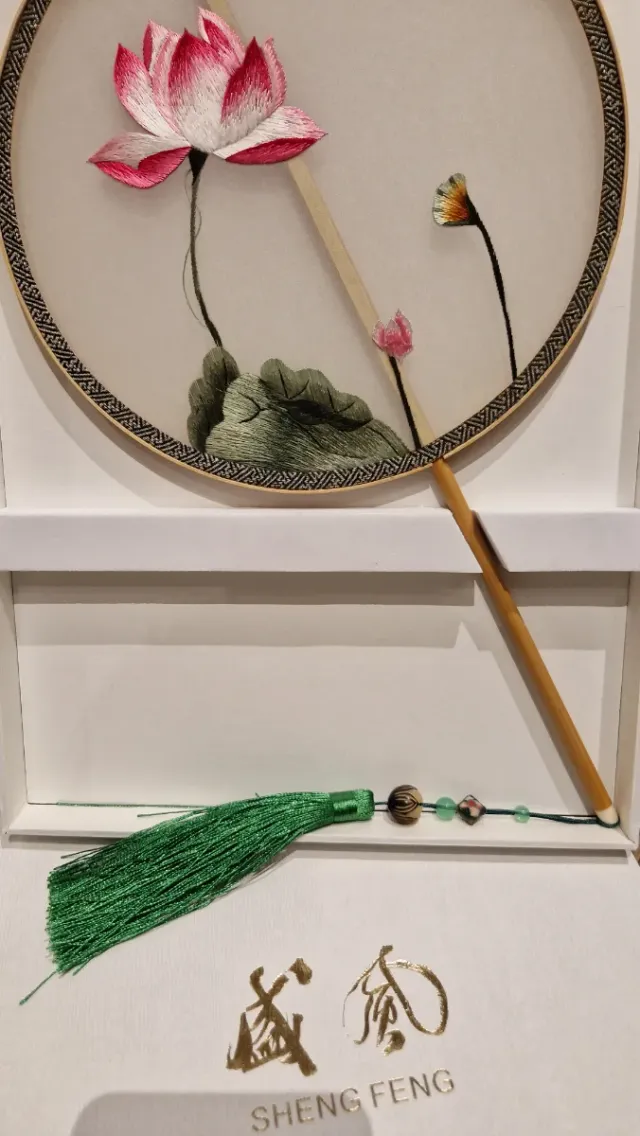 Abanico chino bordado flor de loto