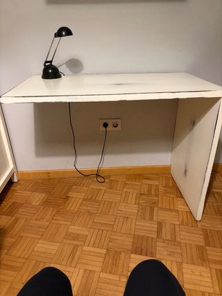 Mesa de estudio blanca, de diseño