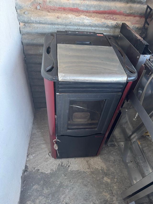 Chimenea de pellets roja y negra