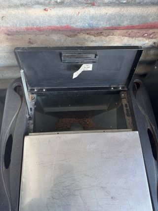 Chimenea de pellets roja y negra