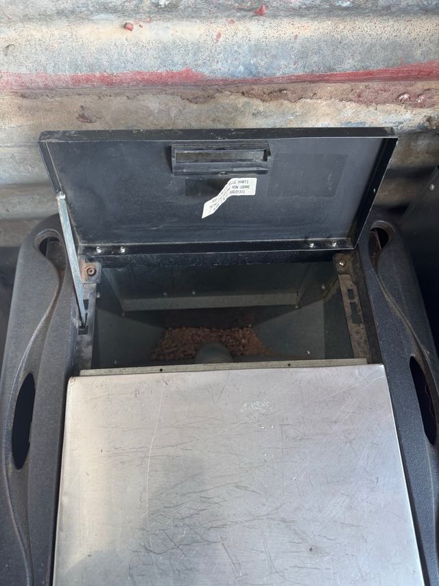 Chimenea de pellets roja y negra