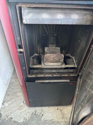 Chimenea de pellets roja y negra