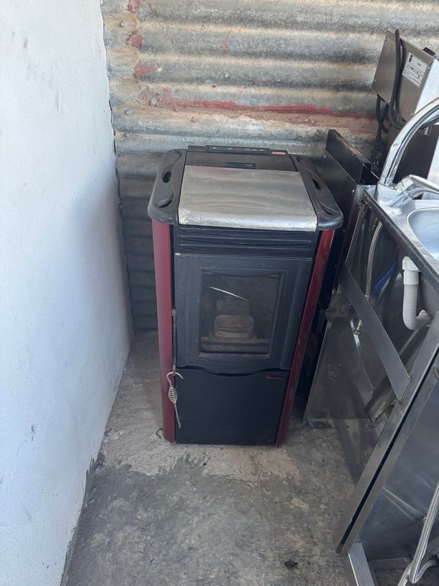 Chimenea de pellets roja y negra