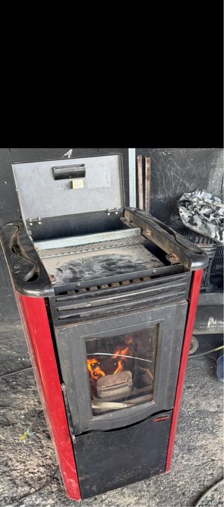 Chimenea de pellets roja y negra