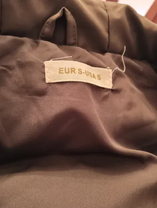 Chaleco acolchado verde con capucha