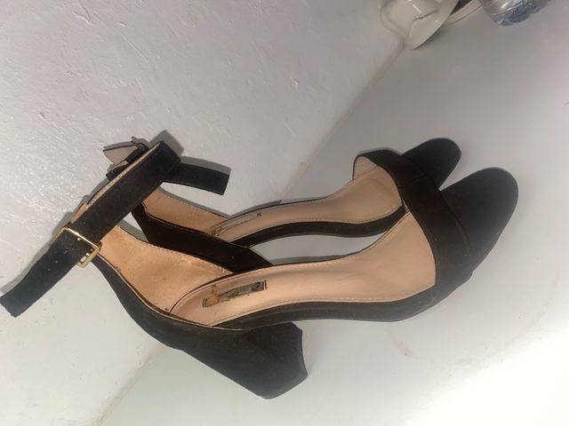 Tacones negros con correa al tobillo