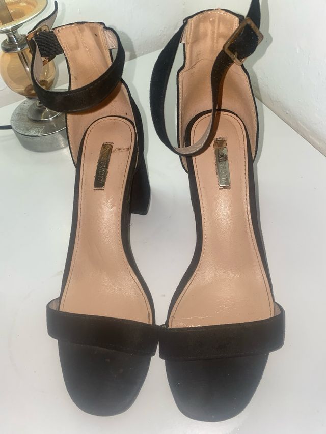 Tacones negros con correa al tobillo