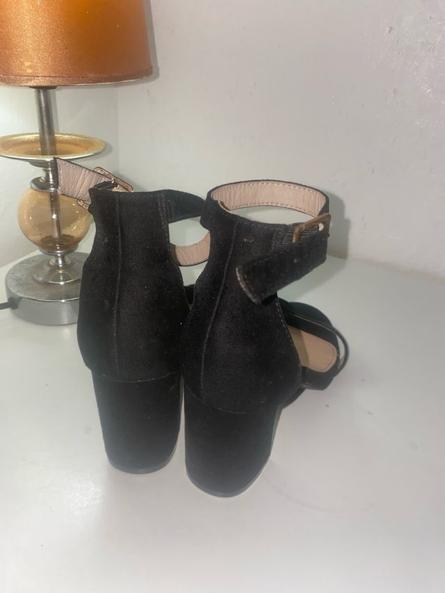 Tacones negros con correa al tobillo