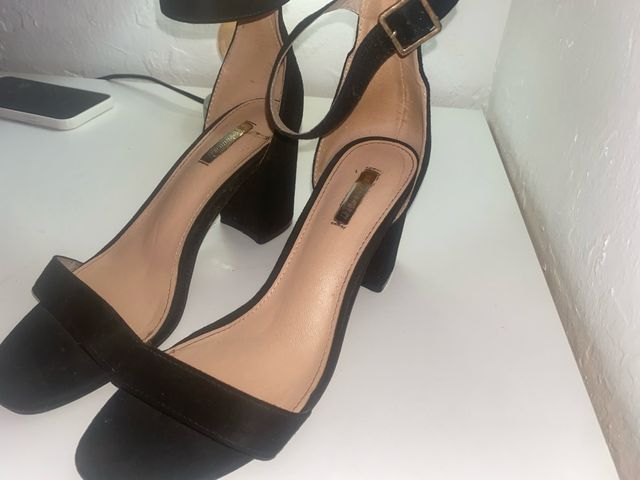 Tacones negros con correa al tobillo