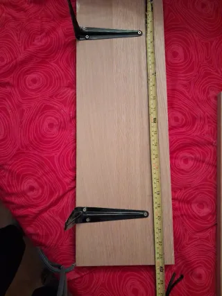 Due scaffali in legno con supporti metallici