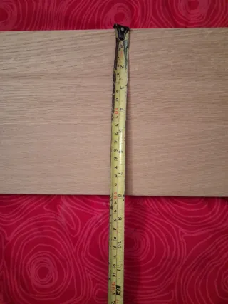 Due scaffali in legno con supporti metallici