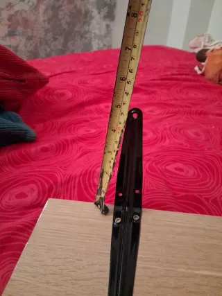 Due scaffali in legno con supporti metallici