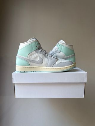 Nike Air Jordan 1 Mid Grey Icy Igloo [38]