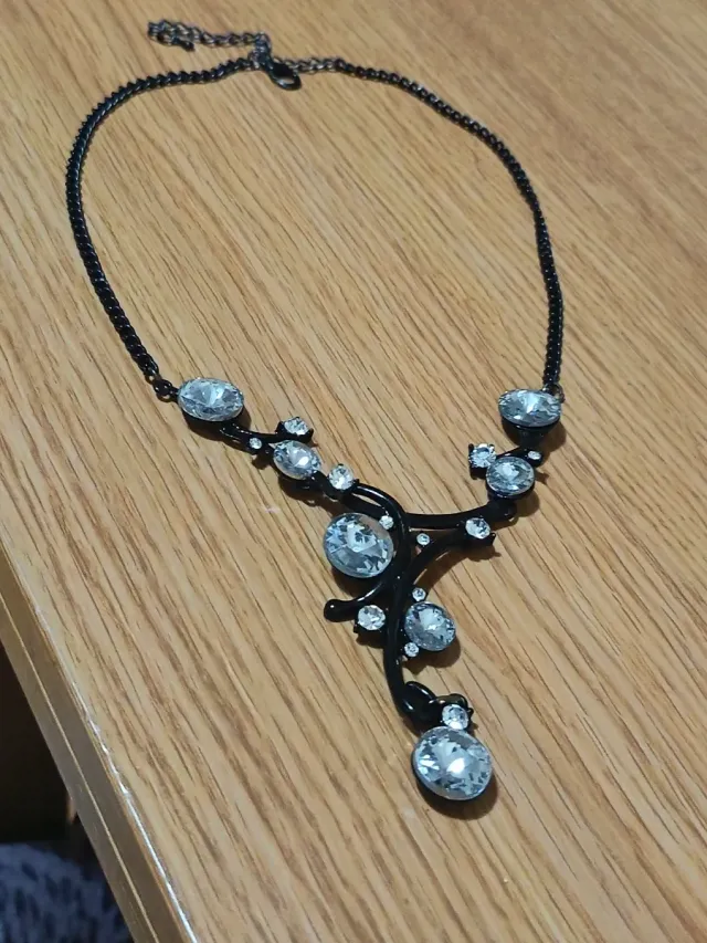 Collar plateado con pedrería