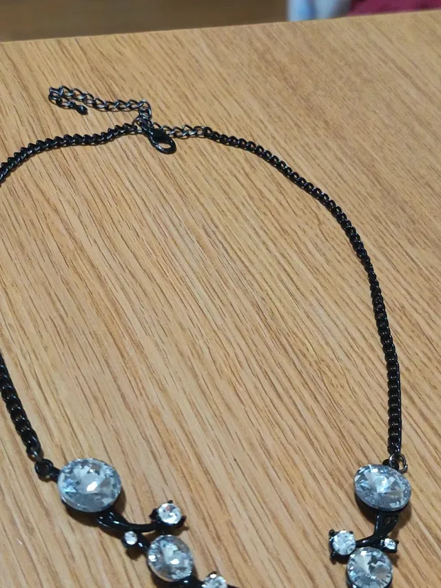 Collar plateado con pedrería