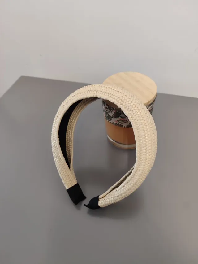 Diadema ancha tejida color beige