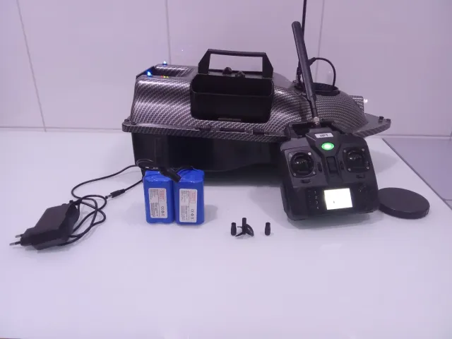 Barco cebador carpfishing + mando y cargador