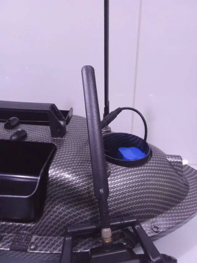 Barco cebador carpfishing + mando y cargador