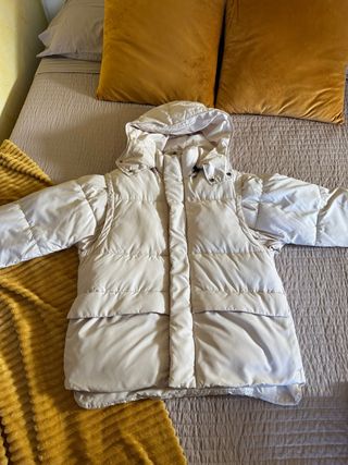 Chaqueta acolchada beige/blanca con capucha