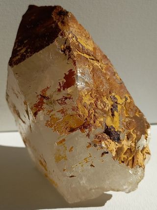 Grande quarzo ialino con limonite e goethite