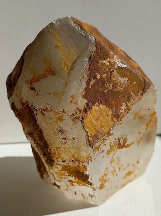 Grande quarzo ialino con limonite e goethite