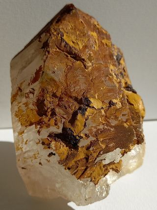 Grande quarzo ialino con limonite e goethite