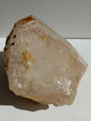 Grande quarzo ialino con limonite e goethite