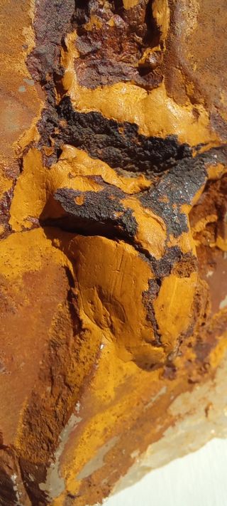 Grande quarzo ialino con limonite e goethite