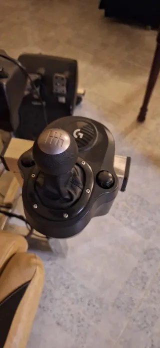 Simulador Logitech G920 con silla y pedales