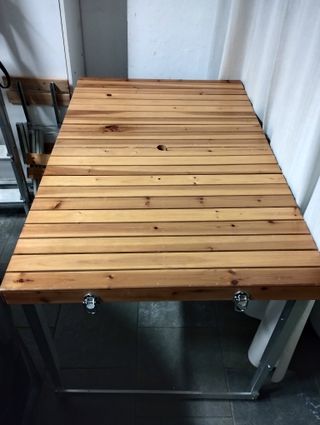 Mesa plegable de madera con taburetes