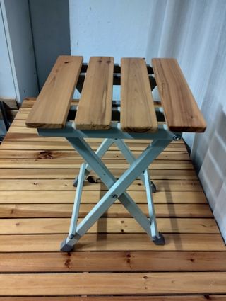 Mesa plegable de madera con taburetes