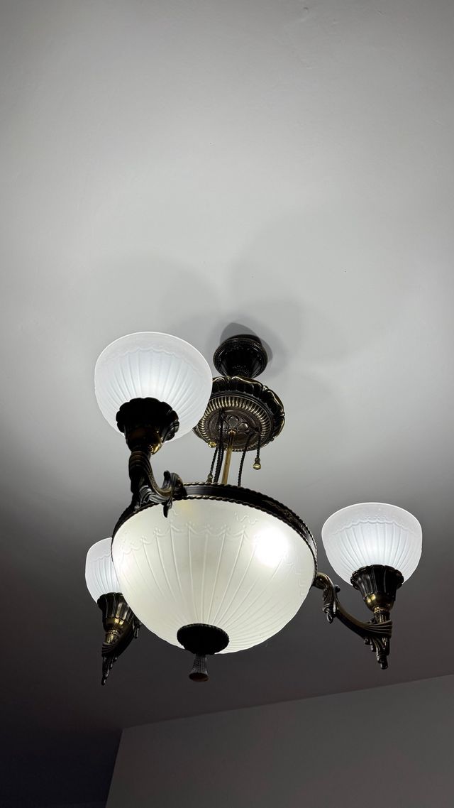 Lampada da soffitto dorata e bianca