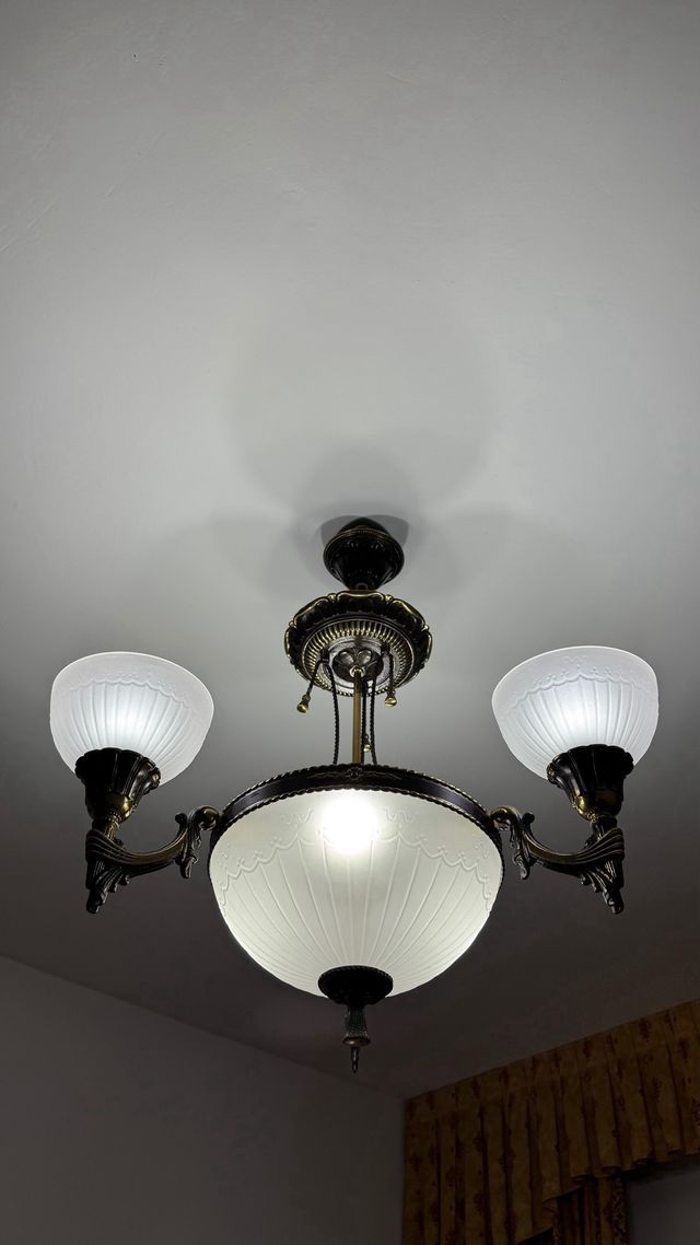 Lampada da soffitto dorata e bianca