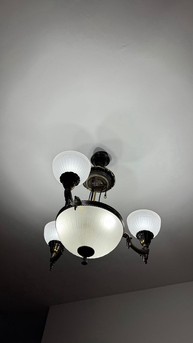 Lampada da soffitto dorata e bianca