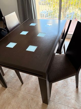 Mesa comedor extensible wengue con detalles crista