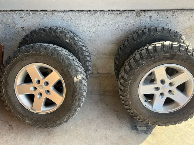 BFGoodrich Mud Terrain KM3 255/75 R17