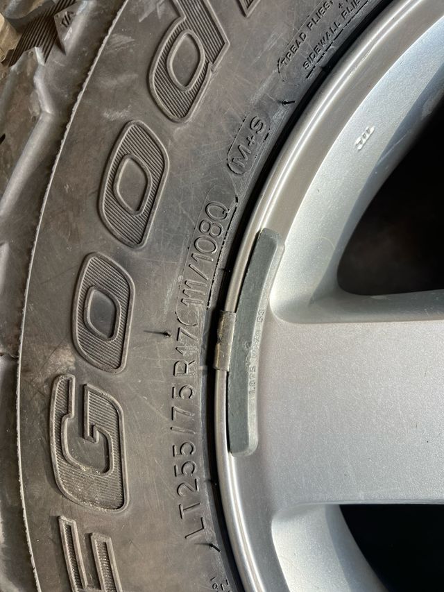 BFGoodrich Mud Terrain KM3 255/75 R17