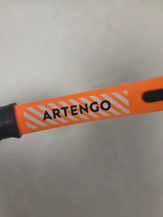 Raqueta de tenis con funda