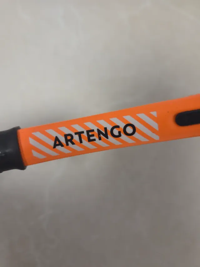 Raqueta de tenis con funda