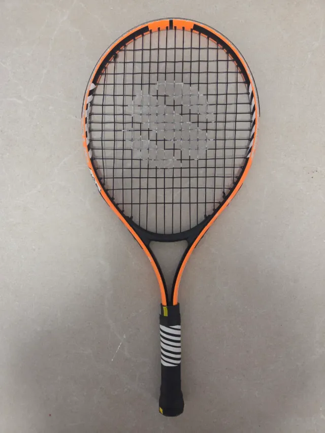 Raqueta de tenis con funda