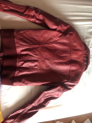 Cazadora efecto piel rojo oscuro granate