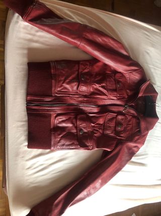 Cazadora efecto piel rojo oscuro granate