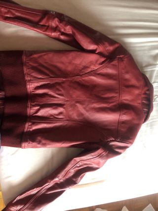 Cazadora efecto piel rojo oscuro granate