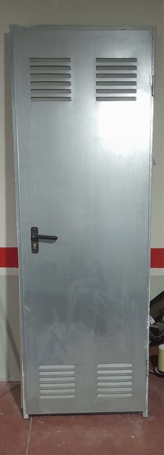 Puerta metálica con rejillas