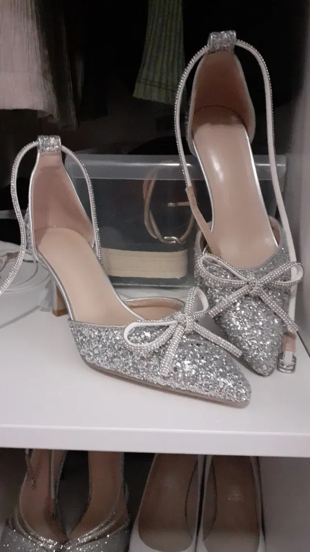 Tacones plateados con lazo y pedrería